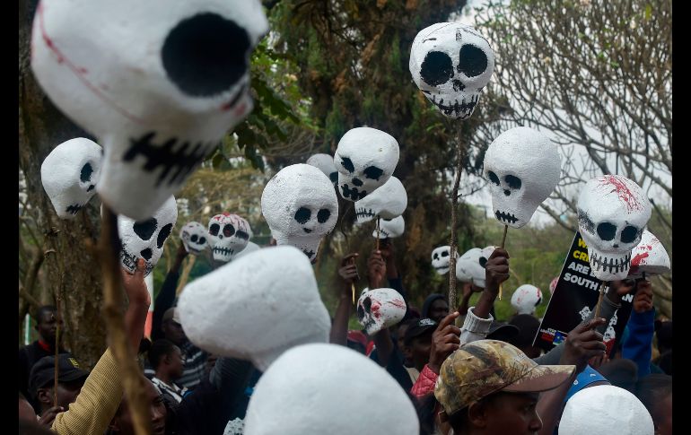 Ciudadanos de Sudán del Sur que viven en Kenia protestan en Nairobi para pedir al gobierno que congele los recursos de líderes involucrados en el conflicto en su país. AFP/S. Maina
