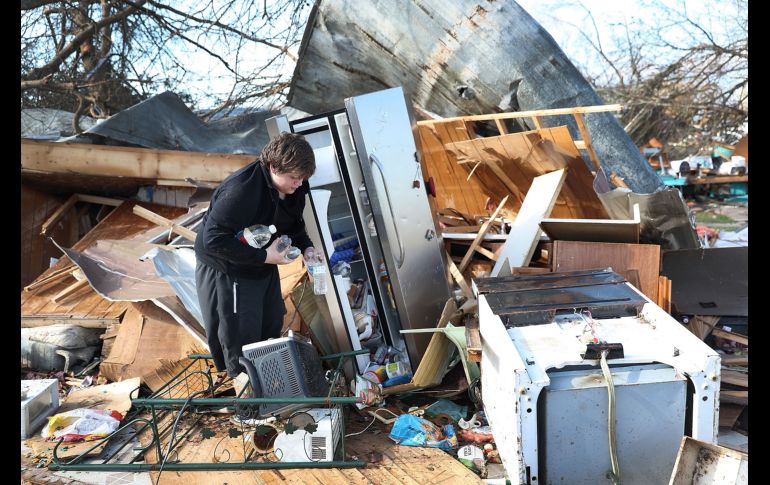 La luz del día reveló un panorama devastador de viviendas destrozadas ayer por el tercer huracán más poderoso que haya azotado el territorio de Estados Unidos. Gavin Conklin junta botellas de agua de un vecino en Panama City, Florida.