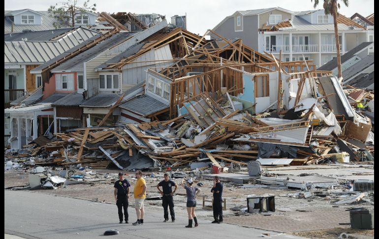 Rescatistas en Mexico Beach. Equipos de rescatistas recorrían el jueves el norte de Florida en busca de personas atrapadas entre los escombros. AP/