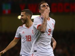 Paco Alcácer celebra uno de los dos goles con los que contribuyó a la victoria española. AFP/G. Caddick