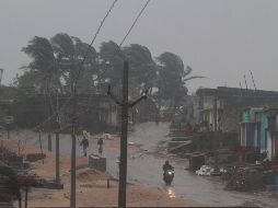 Vientos huracanados azotan la ciudad de Goalpur, en el estado de Odisha, India. EFE/STR