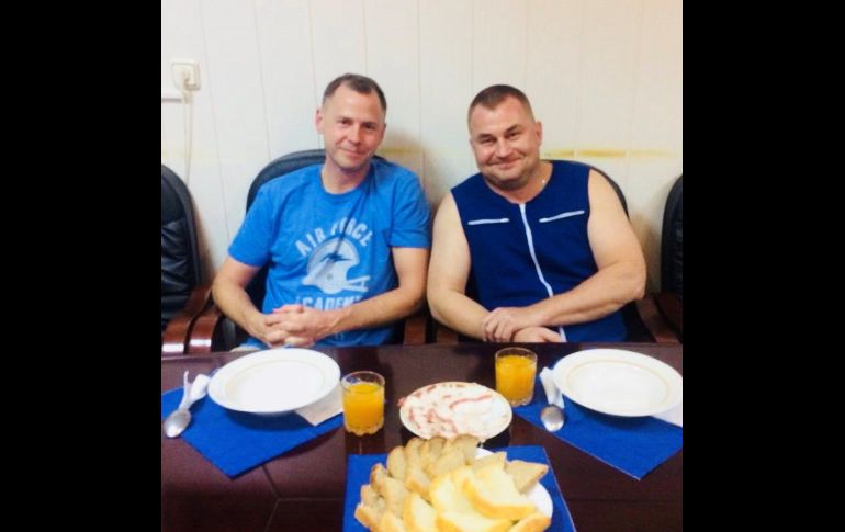 Nick Hague (i) y Alexey Ovchinin se observan en Baiknour, luego del regreso de emergia.