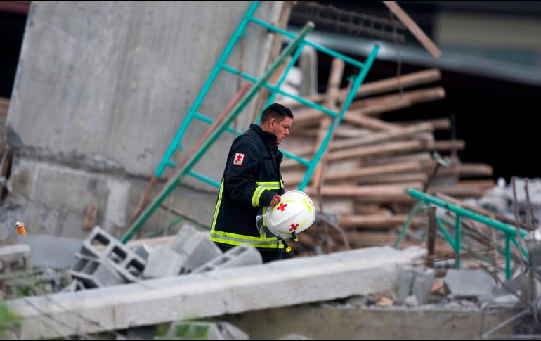 Elementos de Protección Civil siguen con las labores de rescate en la zona, en conjunto con binomios caninos y personal especializado. AFP
