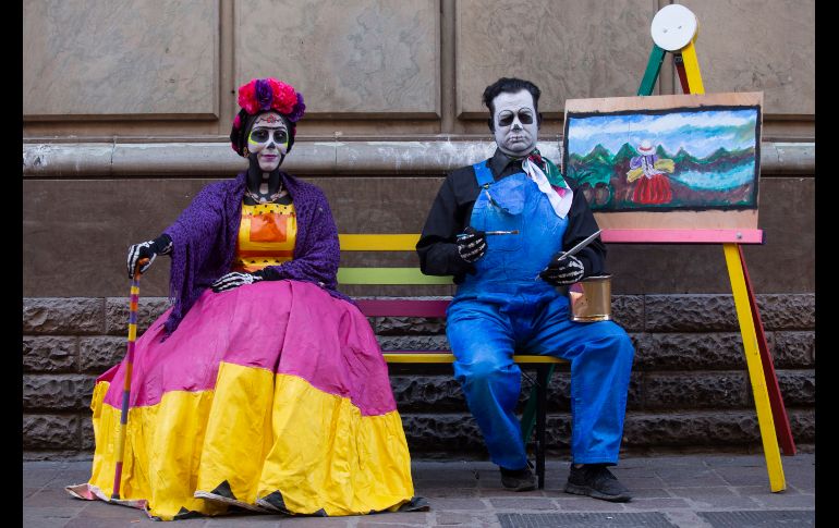 Personas caracterizados de los pintores mexicanos Frida Kahlo y Diego Rivera posan en el centro histórico de Guanajuato, donde se realiza el Festival Internacional Cervantino. EFE/F. Guasco