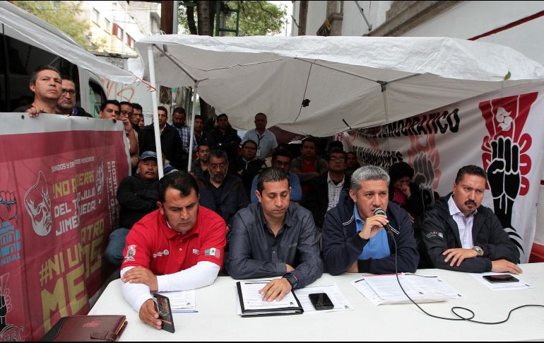 Carlos Hernández, miembro del colegiado general de la organización del Sindicato Democrático de Trabajadores de la Secretaría de Cultura, ofreció un mensaje a los medios de comunicación. NTX/A. Monroy