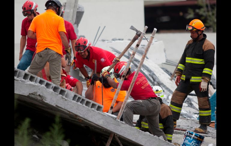 Rescatistas buscan a personas atrapadas. AFP/J. Aguilar