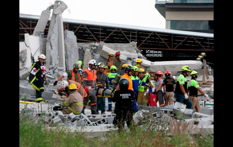Un hombre herido es retirado del sitio. AFP/J. Aguilar