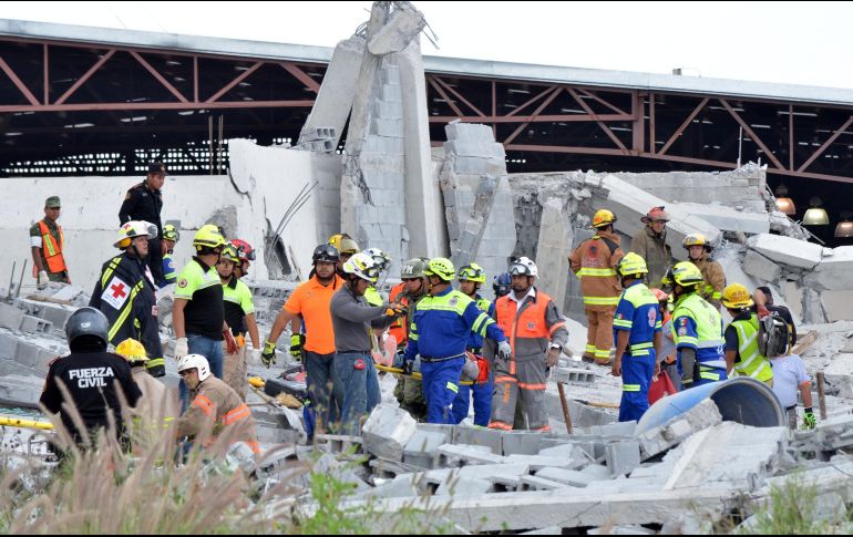 En la construcción se colapsaron tres lozas, una sobre otra, hasta un sótano, en un área aproximada de 60 metros de largo por 30 de fondo. SUN