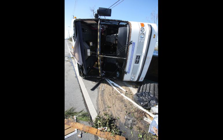 Un autobús volcado en la población de Callaway.