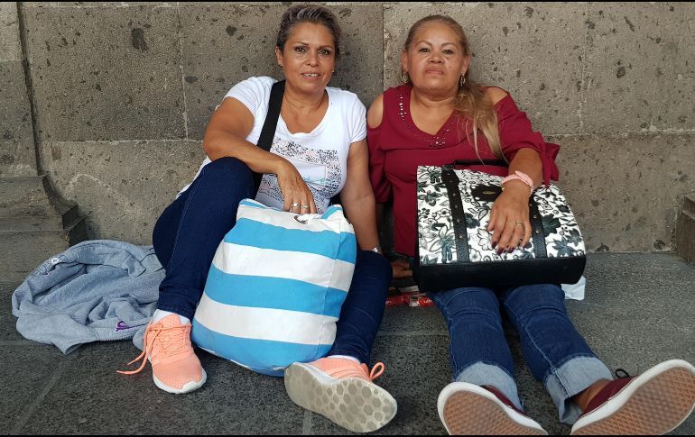 Ambas mujeres se acomodaron, una junto a la otra, afuera del ayuntamiento tapatío, donde pasarán la noche en espera de la misa de despedida de la Virgen. EL INFORMADOR/R. Bobadilla