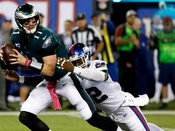 Wentz lanzó pases de 13 yardas y de una a Alshon Jeffrey, así como otro de 10 yardas al tight end Zach Ertz. EFE / J. Szenes