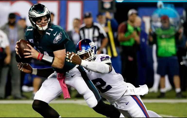 Wentz lanzó pases de 13 yardas y de una a Alshon Jeffrey, así como otro de 10 yardas al tight end Zach Ertz. EFE / J. Szenes