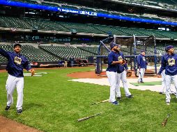 Jugadores de los Cerveceros realizaron ayer la última práctica para el duelo de hoy ante los Dodgers. EFE / T. Maury