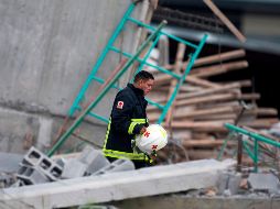  Enfatizó que el dueño del predio donde se derrumbó el edificio que se proyectaba sería una plaza comercial, ya está localizable y se espera que en las próximas horas comparezca ente el Minisiterio Público. AFP/ ESPECIAL
