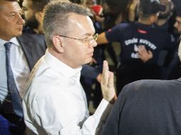 Andrew Brunson (c) subió a bordo de un avión militar estadounidense en el aeropuerto de Adna Menderes en Esmirna. EFE/F. Sahim