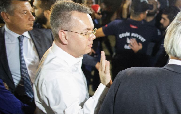 Andrew Brunson (c) subió a bordo de un avión militar estadounidense en el aeropuerto de Adna Menderes en Esmirna. EFE/F. Sahim