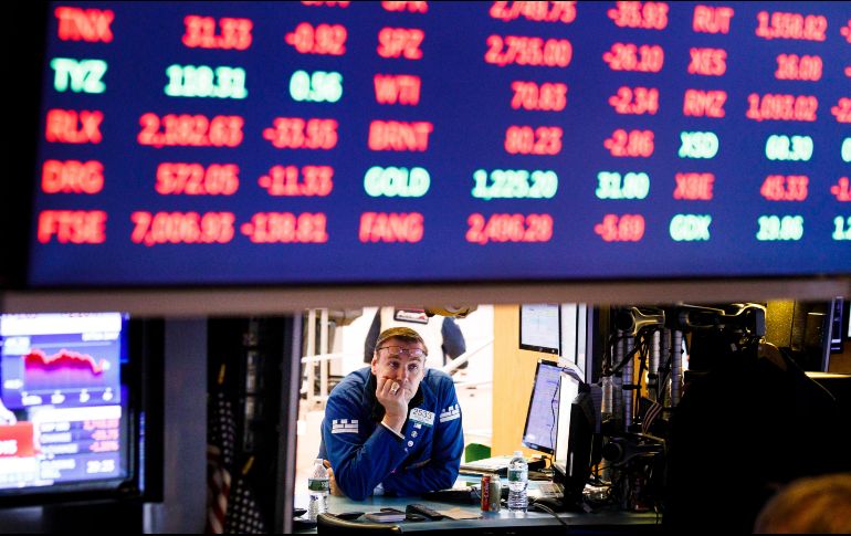 El mercado bursátil nacional cerró con índices contrarios a los de Estados Unidos, que registraron ganancias. EFE/J. Lane