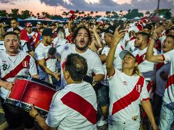 Fanáticos de la selección peruana de futbol celebran en los exteriores del estadio Hard Rock de la ciudad de Miami. EFE/G. Viera