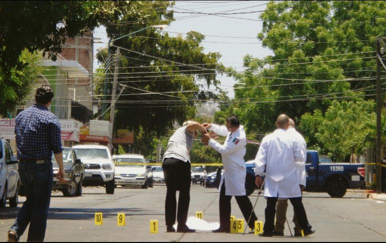 Peritos federales en criminalística realizan la recreación del asesinato del periodista Javier Valdez, ocurrido el 19 de mayo de 2017.