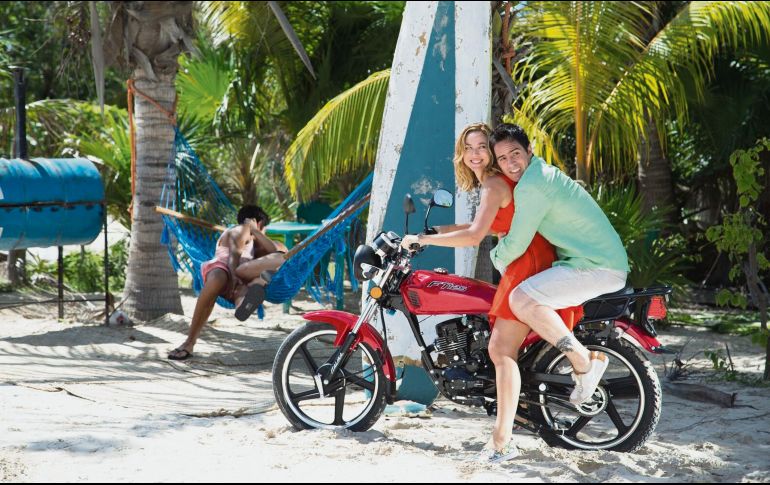 Mauricio Ochmann y Marta Hazas en una escena de “Te juro que yo no fui”. CORTESÍA