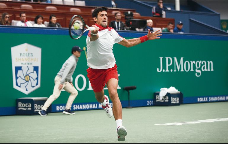 El serbio Novak Djokovic regresa una bola al sudafricano Kevin Anderson, a quien superó ayer en sets corridos. AP