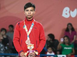 Axel Andrés Salas porta su medalla de bronce durante la ceremonia de premiación. @com_mexico