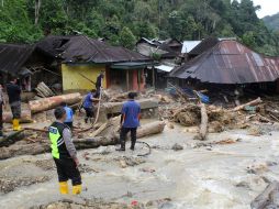 La mayoría de las víctimas son niños luego de que una inundación repentina con lodo y escombros afectara el distrito de Mandailing Natal y arrasara con una escuela, donde se encontraban 29 menores. AP / J. Bazar