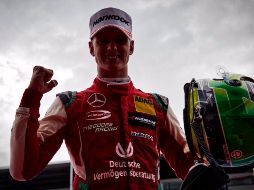 Veintiocho años después de que lo ganara su padre en 1990, Mick ha logrado el título en su segunda temporada en el campeonato. TWITTER / @SchumacherMick