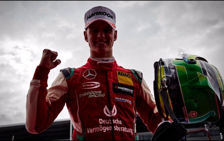 Veintiocho años después de que lo ganara su padre en 1990, Mick ha logrado el título en su segunda temporada en el campeonato. TWITTER / @SchumacherMick