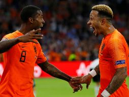 Wijnaldum (I) y Depay (D) anotaron en la victoria holandesa en Amsterdam. AP/P. De Jong