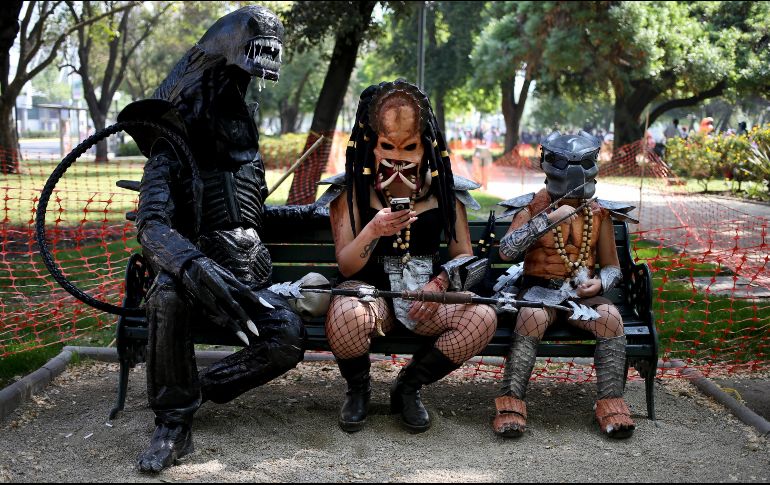 Los zombis usaron trajes complicados y caras totalmente desfiguradas, cabellos de todos los colores, calaveras personificadas y hasta candados en la nariz. AP/E. Felix