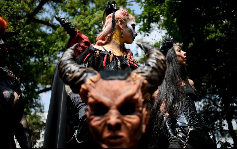 Los zombis usaron trajes complicados y caras totalmente desfiguradas, cabellos de todos los colores, calaveras personificadas y hasta candados en la nariz. AP/E. Felix