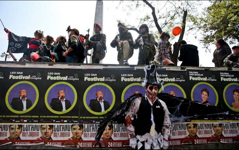 Los zombis usaron trajes complicados y caras totalmente desfiguradas, cabellos de todos los colores, calaveras personificadas y hasta candados en la nariz. AP/E. Felix