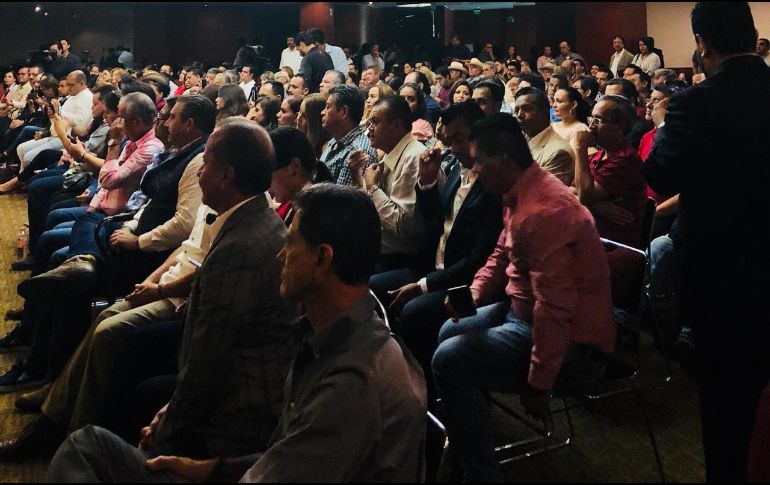 Ante simpatizantes, Carlos Lomelí remarcó que los reactivos no se elaboran con formatos impresos para rellenar, sino en dispositivos electrónicos. EL INFORMADOR/S. Blanco