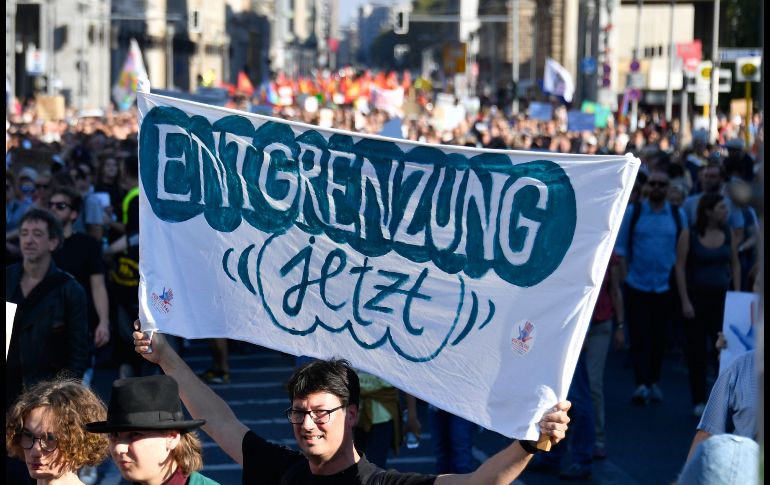 Un manifestante con un estandarte con el slogan 