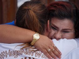 Identificados con playeras azules quienes viven en Estados Unidos y con playeras blancas las familias provenientes de México, hijos, nietos y primos aprovecharon los minutos para convivir. EFE/F. Lineli