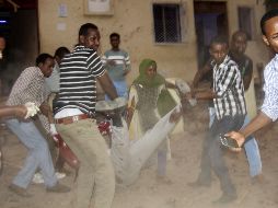 Personas llevan a un hombre herido después de un presunto atentado suicida en Baidoa. EFE/STR