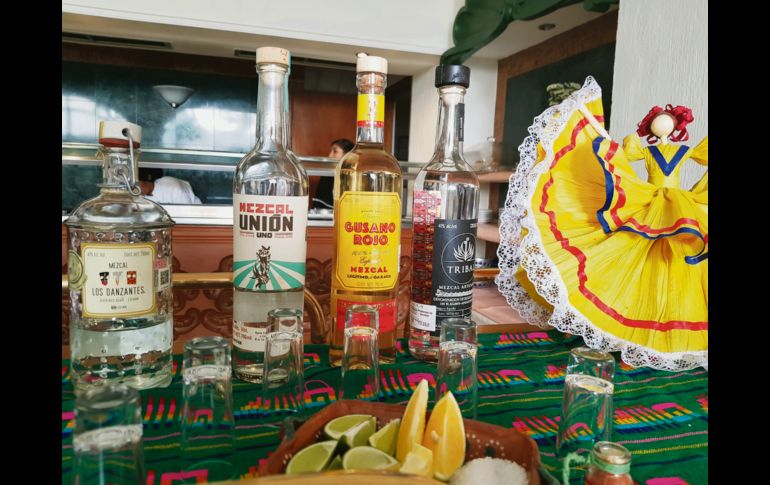 Mezcal. Acompaña los alimentos con esta tradicional bebida oaxaqueña.