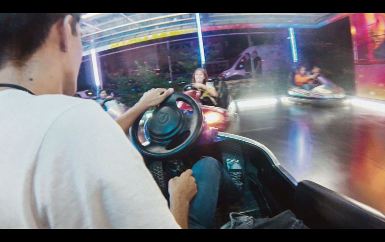 Flotando. Al tocar tierra, no puede faltar la visita a los carritos chocones.