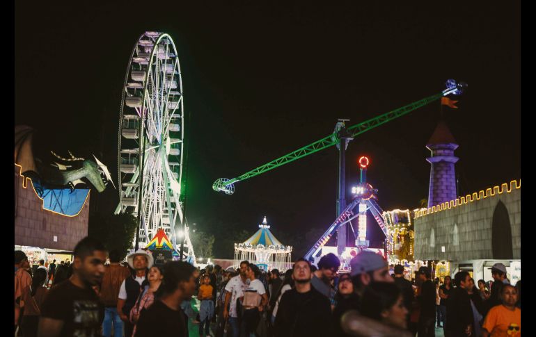 Luz. Los aparatos emergen en la noche para iluminar el Norte de Guadalajara.