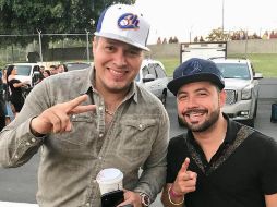 En su cuenta de Twitter, el equipo jalisciense compartió una foto de miembros de la banda usando una gorra oficial. TWITTER/@charrosbeisbol