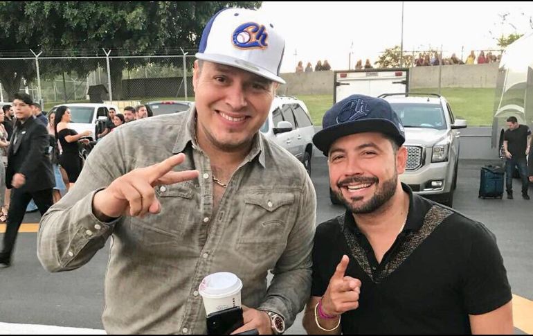 En su cuenta de Twitter, el equipo jalisciense compartió una foto de miembros de la banda usando una gorra oficial. TWITTER/@charrosbeisbol