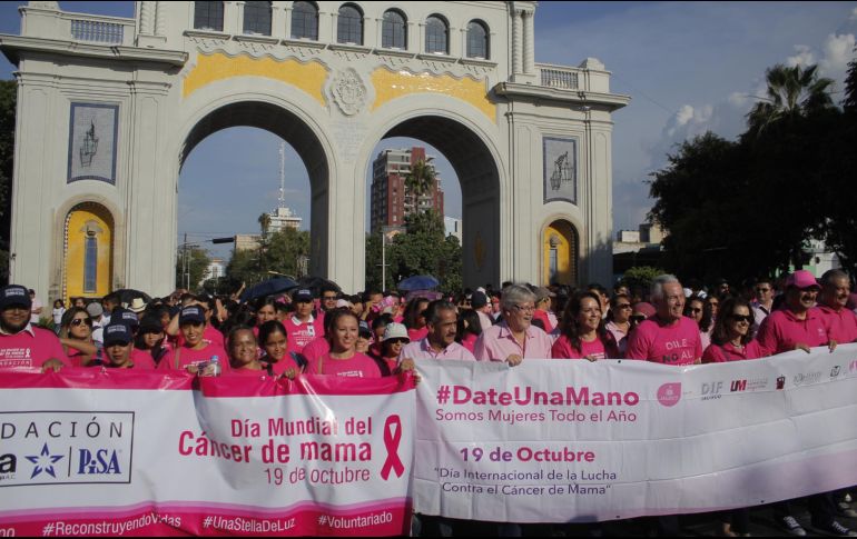 En la marcha participaron diversas instituciones y colectivos, así como personas interesadas en difundir la cultura de prevención de esta enfermedad. EL INFORMADOR/G. Gallo