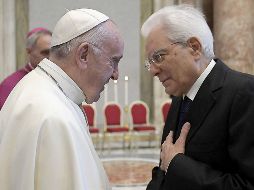 Al momento del anuncio de la canonización, los presentes explotaron en un aplauso mientras sonaban las fanfárreas de fondo. EFE / Q. Palace