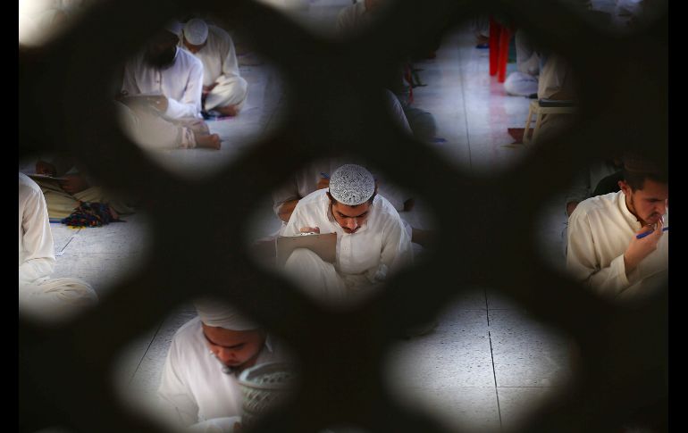 Estudiantes asisten a los exámenes bianuales en el Instituto de Estudios Religiosos Jamia Binoria Aalamia en Karachi, Pakistán. EFE/ S. Akber