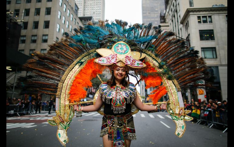 Miembros de una comparsa mexicana participan en el Desfile de la Hispanidad en Nueva York, Estados Unidos. El desfile festejó hoy el 150 aniversario de La Nacional, institución que recibió a inmigrantes españoles que llegaron a la Gran Manzana a principios del siglo XX. EFE/E. Muñoz