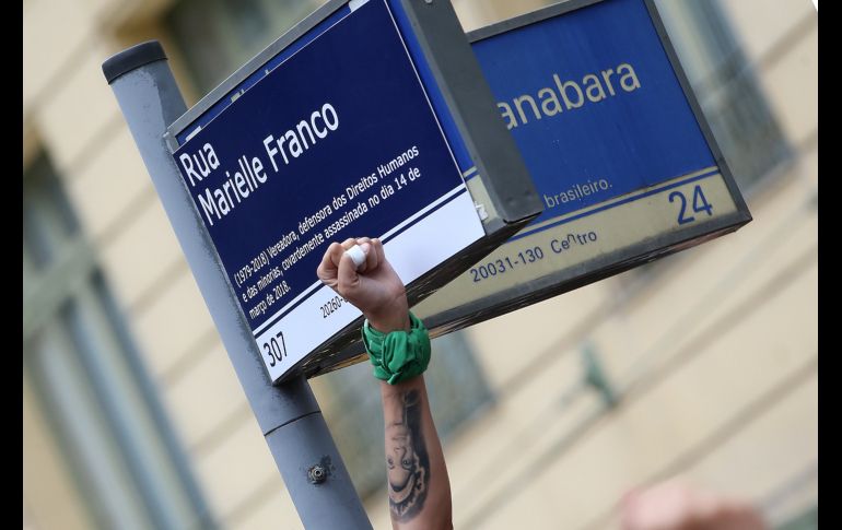 Detalle del tatuaje de Monica Tereza Benicio, viuda de Marielle Franco, concejala asesinada hace siete meses, en un acto donde se entregaron mil placas con el nombre 