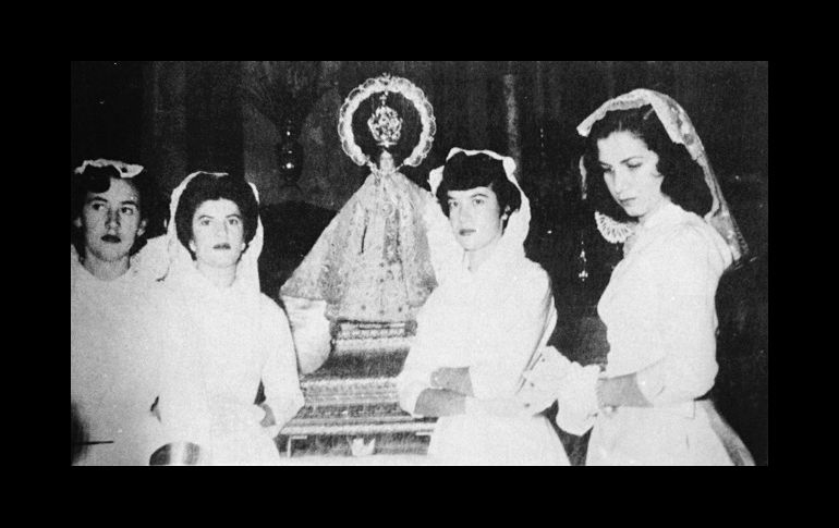 Aquí a mediados de los años 50’s vemos a las llamadas “Damas de la Virgen” grupo de chicas de la “flor y nata” de la Alta Sociedad Tapatía las que cual damas de una Corte Imperial integraban el más exclusivo grupo de acompañantes de la “Generala de Armas de la Nueva Galicia”. Elegantemente ataviadas, tocadas con la tradicional mantilla de blonda, guantes y ampulosos vestidos blancos vemos a... ¿las identifica usted?