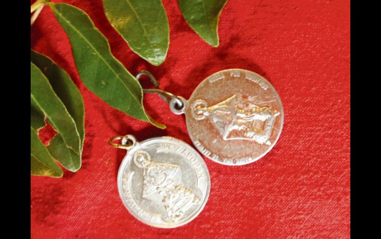 Y por increíble que parezca resulta difícil encontrar hoy en día una bella medalla de Nuestra Señora de Zapopan como aquellas que el célebre taller de los Peregrina elaboraba tanto en Oro como en Plata. De la colección privada de este Duque vemos dos bellos ejemplos una muestra en el anverso la imponente Catedral de Guadalajara y la otra la imagen del Sagrado Corazón elaboradas en plata. No había señora o señorita rica o pobre que no portara aquellas pesadas pulseras con medallas como estas engarzadas a los eslabones y que producían un bello sonido. O bien las portaban a manera de broche sobre un elegante vestido de coctel. Esto debió haber sido hasta aprox. 1970 después dejamos de ver estas medallas y hoy simplemente jamás hemos visto a nadie portarlas. Acaso caprichos de la moda... ¿o falta de identidad?