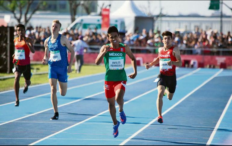 Luis Antonio Avilés lidera la competencia de los 400 metros planos, en la cual se coronó como campeón olímpico. TWITTER / @com_mexico